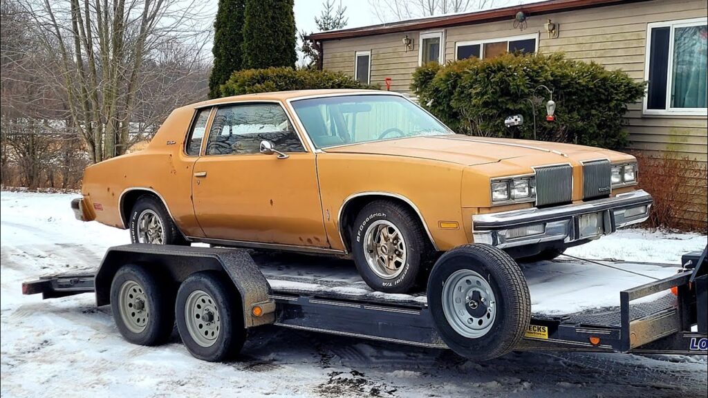  photo of a 1982 grey Cutlass with glass T-tops